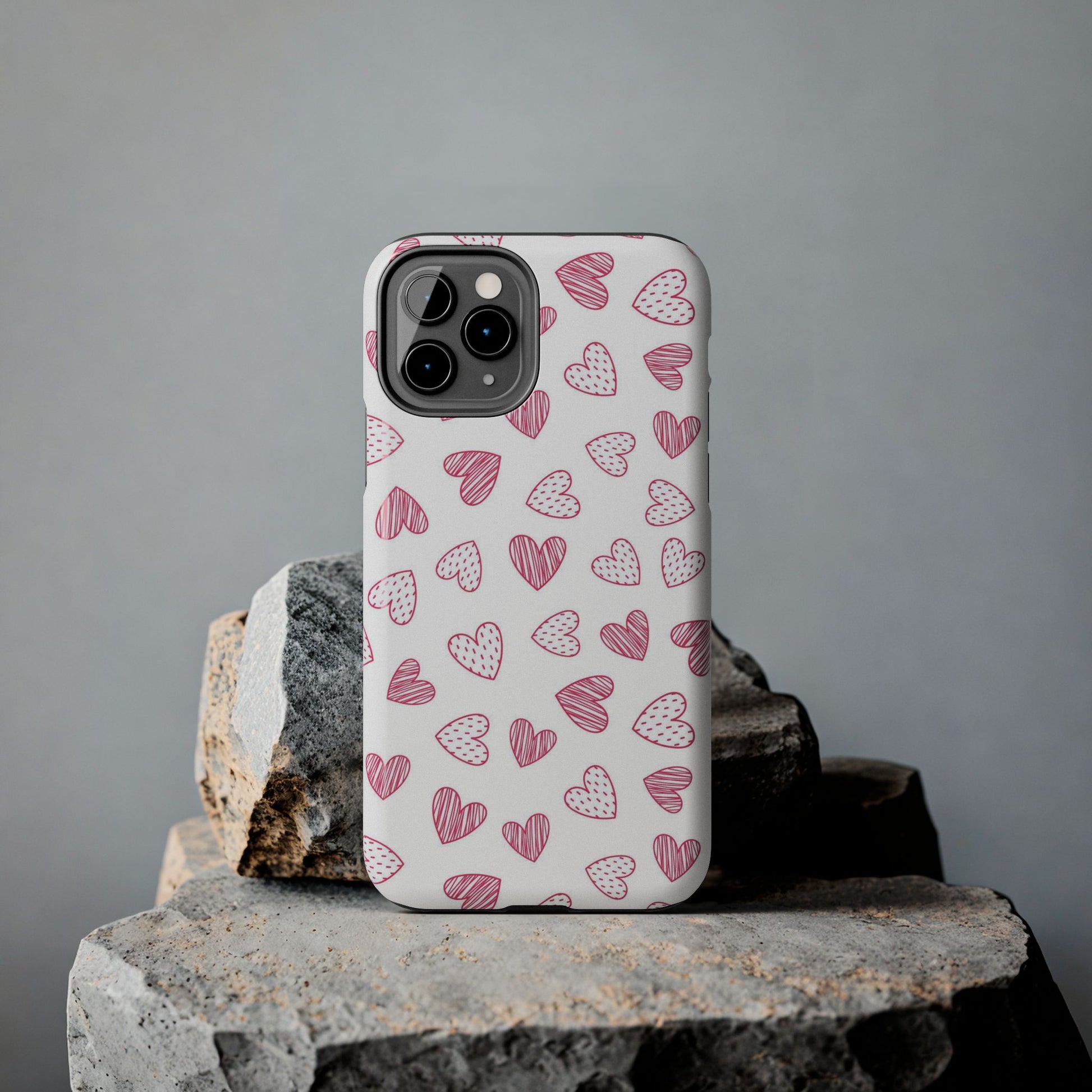 Cute seamless pattern with pink doodle hearts. Tough Phone Cases