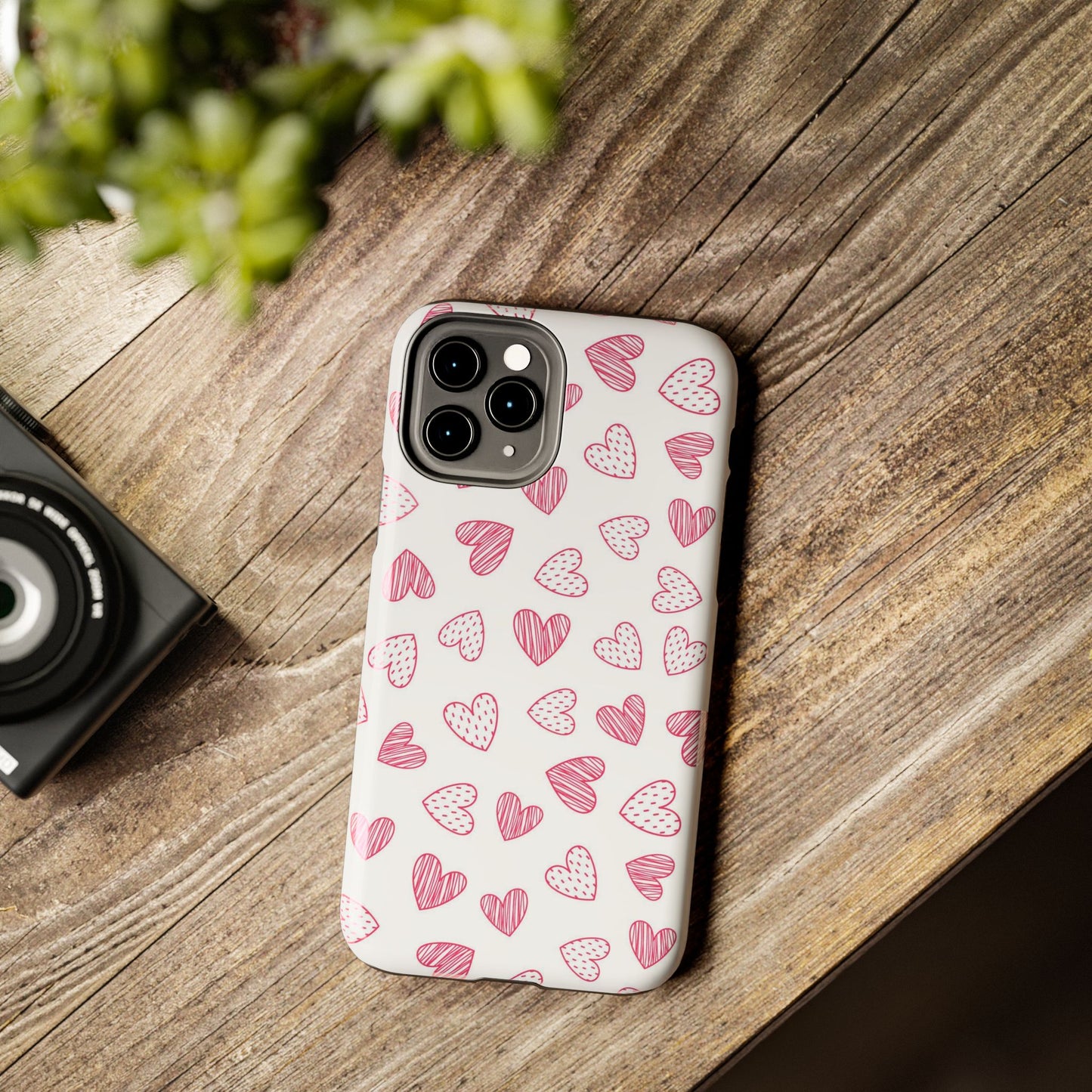 Cute seamless pattern with pink doodle hearts. Tough Phone Cases